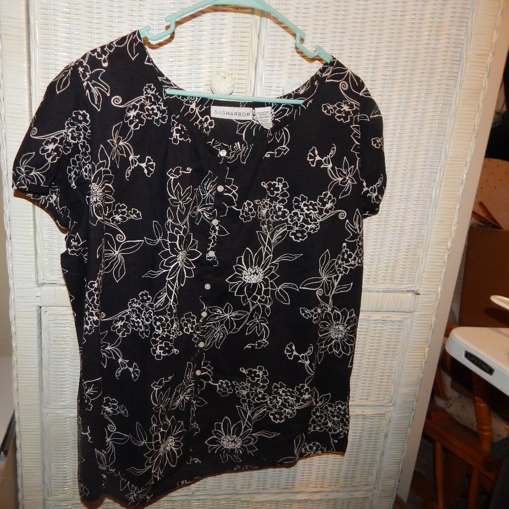 SAG HARBOR BLACK BUTTON DOWN BLOUSE WHITE FLOWERS